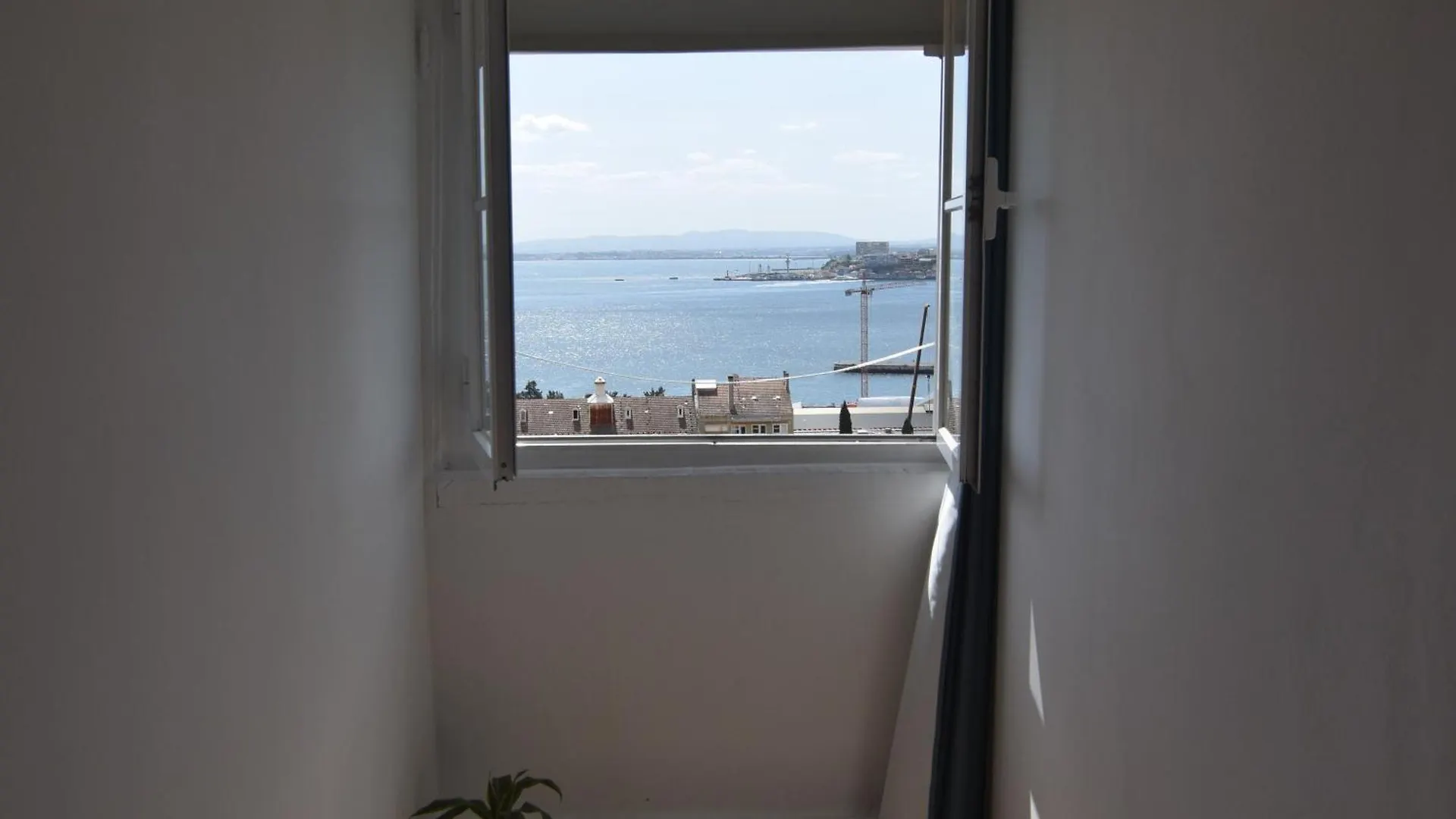 Homestay Santos Apartment In Central Lisbon With River View