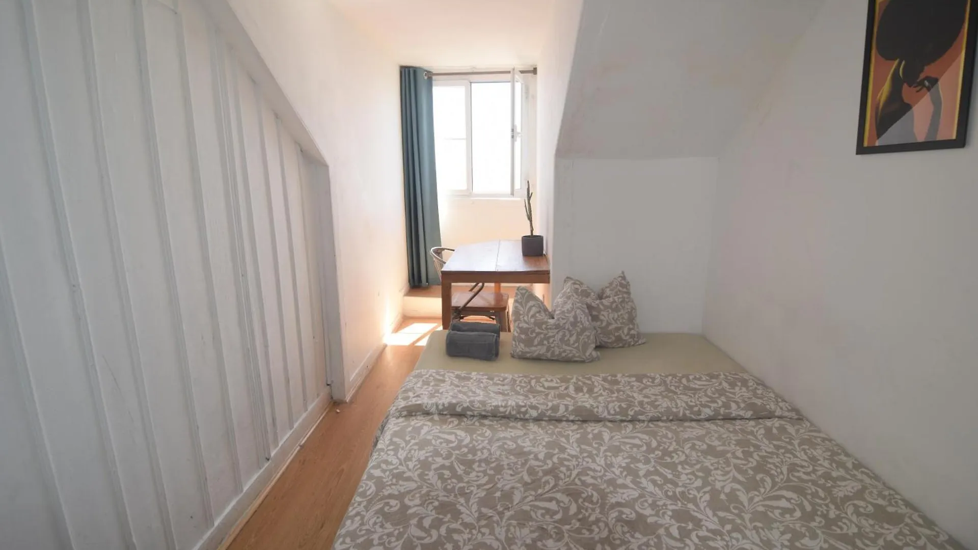 Homestay Santos Apartment In Central Lisbon With River View