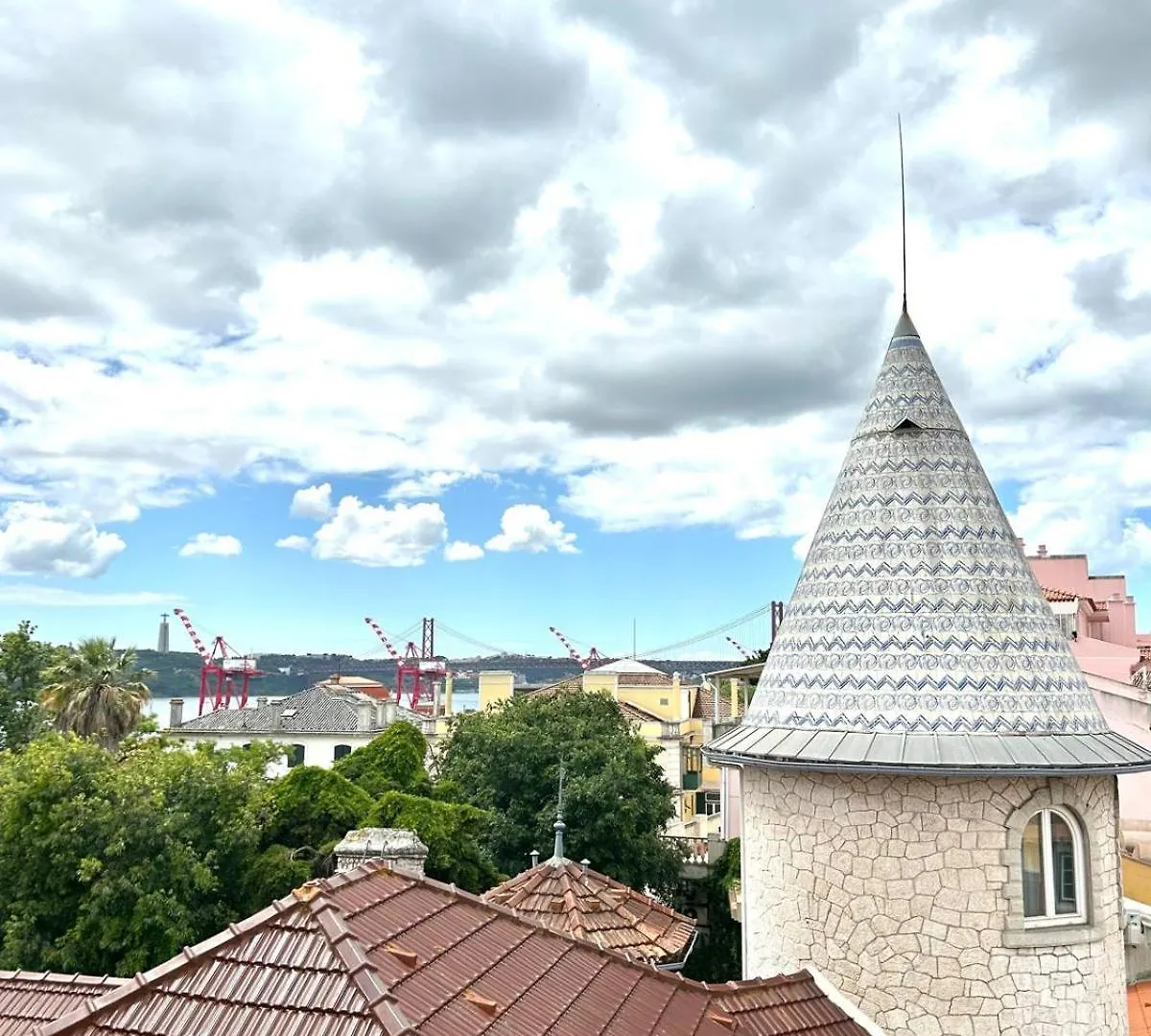 Homestay Santos Apartment In Central Lisbon With River View